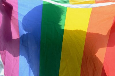 So läuft der erste Christopher-Street-Day in Zwickau ab - Die Regenbogenfahne ist ein internationales Symbol, das die Lesben- und Schwulenbewegung benutzt. 