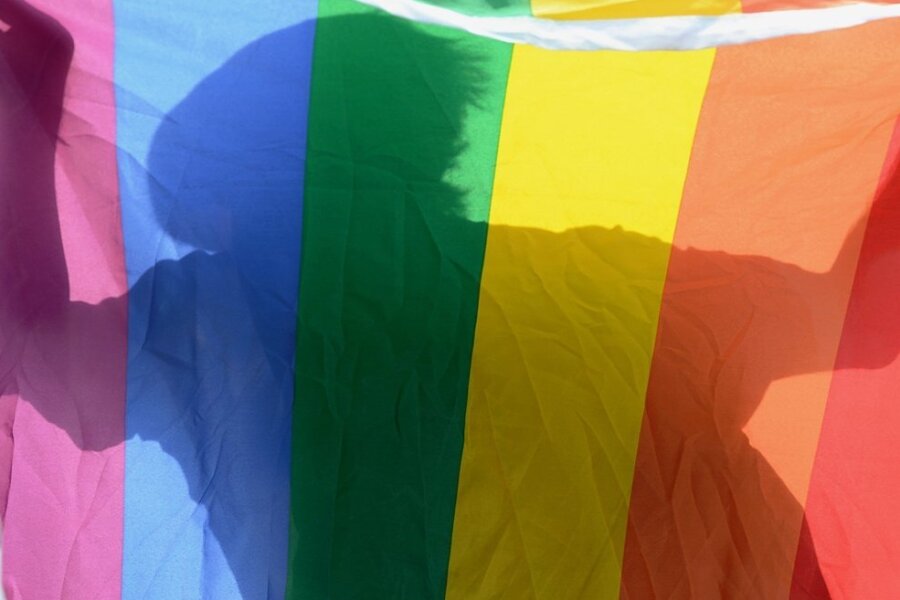 So läuft der erste Christopher-Street-Day in Zwickau ab - Die Regenbogenfahne ist ein internationales Symbol, das die Lesben- und Schwulenbewegung benutzt. 