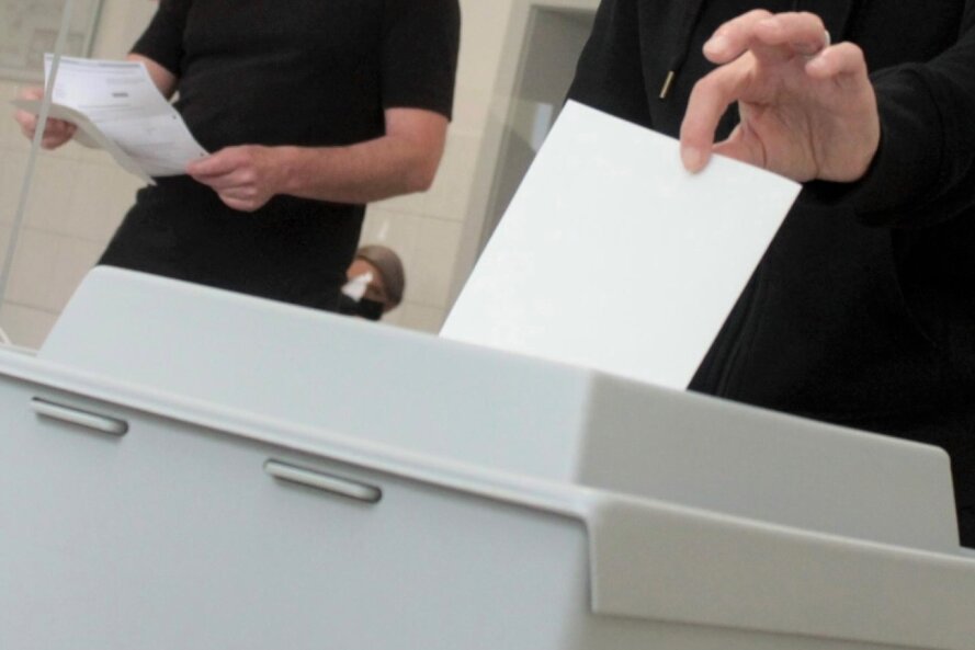 So läuft die Wahl in Chemnitz - Am Sonntagmorgen um 8 Uhr öffnen die Wahllokale. Selbst bei einer vergleichsweise hohen Wahlbeteiligung - vor vier Jahren lag sie in Chemnitz bei rund 75Prozent - dürfte sich der Andrang diesmal in Grenzen halten. Fast jeder dritte Wahlberechtigte hat Briefwahlunterlagen angefordert. 