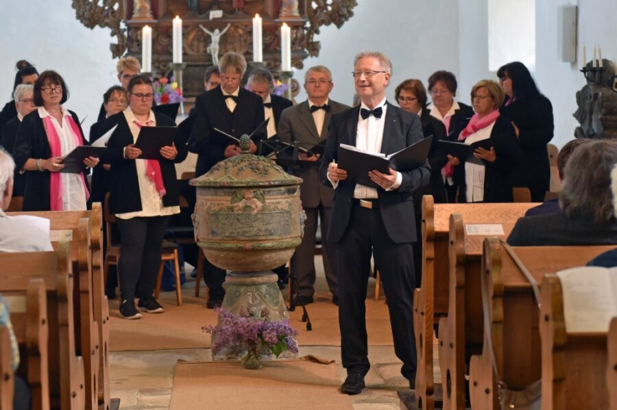 So lieblich klingt der Mai - Zum Frühlingskonzert wurde am Sonnabend in die Biebersteiner Kirche eingeladen. Es gastierte der gemischte Chor von Reinsberg unter der Leitung von Jens Ulbrich. 