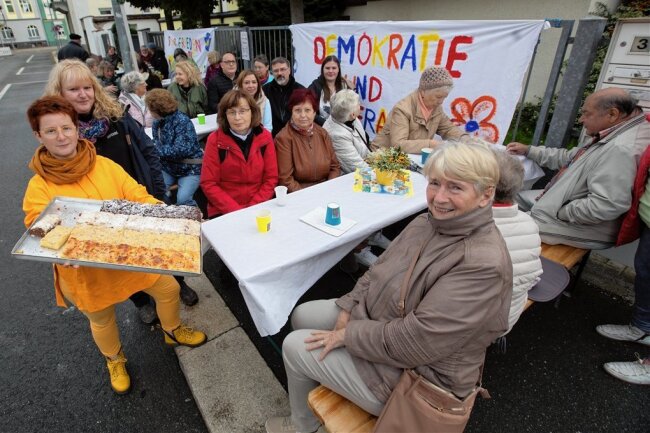 So lief das Demo-Geschehen am Sonntag in Plauen - Marianne Adler und Katja Richter hatten ein Nachbarschaftscafé auf die Beine gestellt.