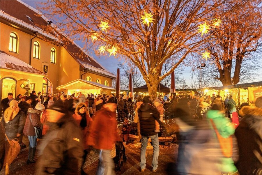 So lief das große Finale der diesjährigen Adventszeit im Vogtland - Der weihnachtliche Kunsthandwerkermarkt am Schlossturm in Auerbach war in diesem Jahr gut besucht.