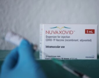So lief der Novavax-Impfstart in Westsachsen - Mit dem Impfstoff Nuvaxovid des US-Herstellers Novavax gibt es nun eine Alternative zu den mRNA-Vakzinen von Biontech und Moderna. 