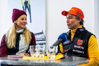 So lief der Staffelsonntag beim Langlauf-Weltcup in Oberhof: Teamchef Peter Schlickenrieder macht eine Ansage - Der deutsche Teamchef Peter Schlickenrieder, auf dem Foto neben der DSV-Pressesprecherin Steffi Böhler, hat immer einen Spruch auf den Lippen.
