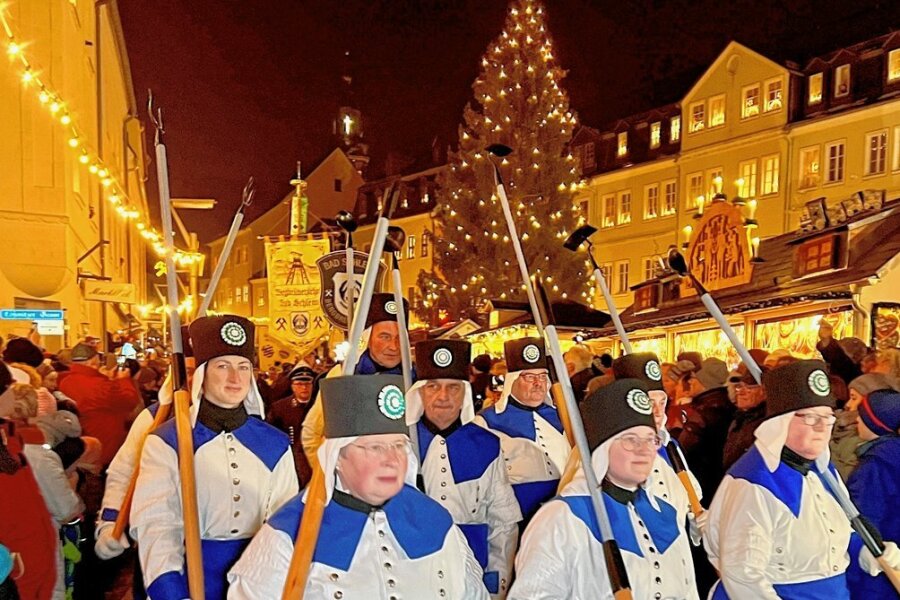 So lief der zweite Advent im Erzgebirge - Die große Bergparade mit dem Abschlusskonzert auf dem Markt war am Sonntag der Höhepunkt des Lichtelfests in Schneeberg. 
