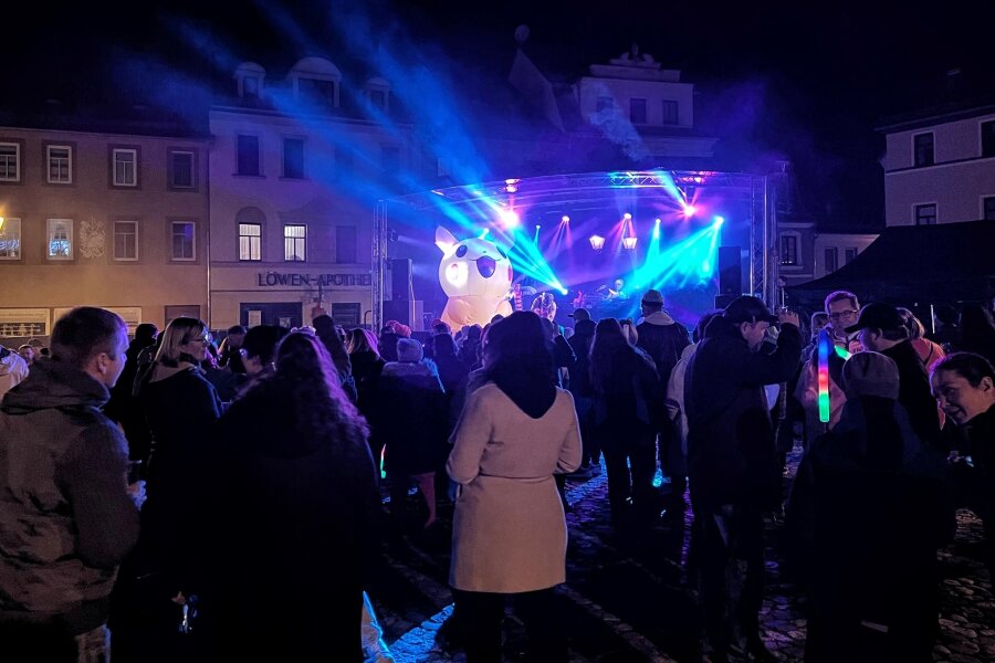So lief die Après-Ski-Party: Glauchau macht die Nacht zum Tag - Rund 500 Gäste feierten auf dem Glauchauer Markt am Samstag eine Party.