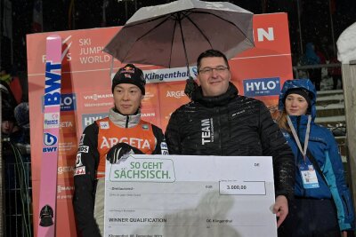 So lief die Qualifikation für den Skisprung-Weltcup in Klingenthal - Bester in der Qualifikation: Skispringer Ryoyu Kobayashi, im Foto mit Vogtland-Landrat Thomas Hennig.