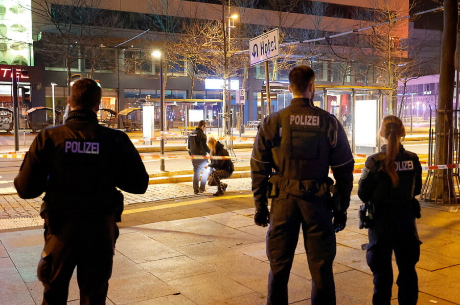 Polizeibeamte am Tatort im Chemnitzer Stadtzentrum