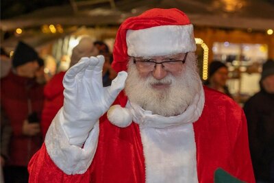 So plant Auerbach den Weihnachtsmarkt - Ein Weihnachtsmännertreffen wird es dieses Jahr nicht geben, aber Heinz Wüst, Auerbachs Weihnachtsmann vom Dienst, wird regelmäßig auf dem Weihnachtsmarkt unterwegs sein.