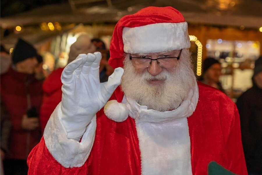 Ein Weihnachtsmännertreffen wird es dieses Jahr nicht geben, aber Heinz Wüst, Auerbachs Weihnachtsmann vom Dienst, wird regelmäßig auf dem Weihnachtsmarkt unterwegs sein.