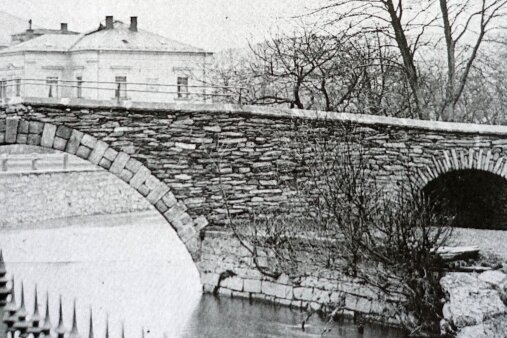 Es gab in Plauen eine alte Gössel-Brücke (im Bild) von 1836, wie das Repro aus dem Museumsheft 60 zeigt. 