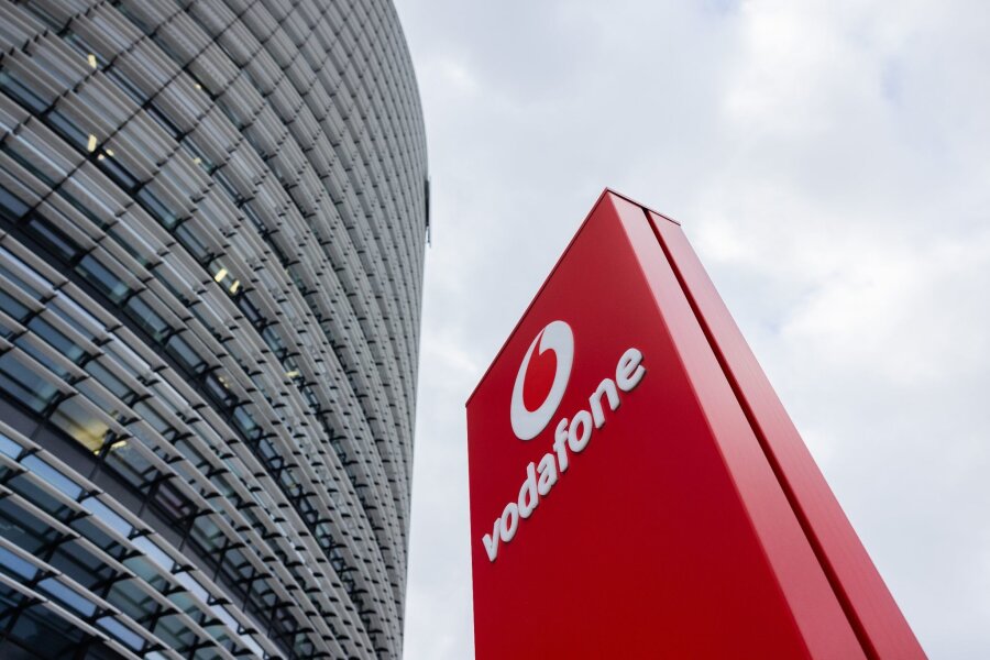 So schließen sich Vodafone-Kunden Sammelklage an - Blick auf die Zentrale des Telekommunikationsanbieters Vodafone, den Vodafone Campus. Der Mobilfunk-Riese hat seine Tarife einseitig erhöht, und handelte sich eine Sammelklage ein.