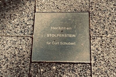So schlug die Gestapo nach dem Hitler-Attentat in Chemnitz zu - Platzhalter für den im Mai gestohlenen Stolperstein für Curt Schubert. Er soll heute durch einen neuen ersetzt werden. 