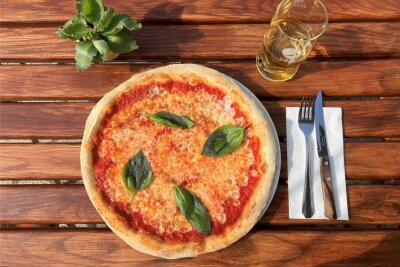 So schmeckt es beim vierfachen Pizzaweltmeister in Marienberg - Diese Pizza wurde von „Freie Presse“ getestet, eine Margherita mit Mozzarella, Tomaten und Basilikum.