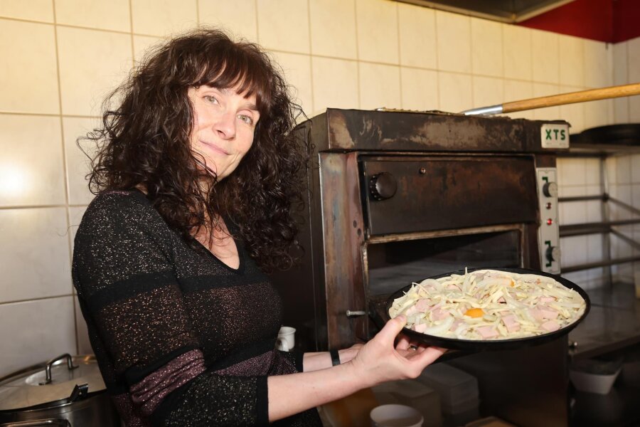 So schmeckt Zwigge: Pizzeria legt die Zwickauer Brühlette auf die Pizza - Daniela Reichelt mit der fertig belegten „Zwigge-Pizza“. Statt die Brühlette wie klassisch im Fett auszubacken, wird sie beim „Pizza-Notdienst“ direkt in den Ofen geschoben.