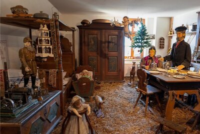 So schön wäre die Weihnachtsausstellung im Museum Falkenstein - Auf den Dielen der vogtländischen Bauernstube im Heimatmuseum Falkenstein liegt zur Weihnachtsschau Stroh, der Weihnachtsbaum hängt an der Decke und das Neunerlei steht auf dem Tisch.