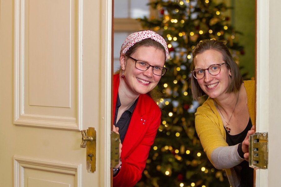 So schön wäre Plauens Weihnachtsschau - Kunsthistorikerin Sarah Brandt (links) und Restauratorin Mariana Zell haben die Ausstellung gestaltet. Die Heimatzeitung lässt hinter die Türen blicken.