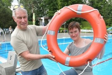 So sehen Sieger aus - Der Chef des Fördervereins Herbert Grahl und seine Tochter Susan Ralle engagieren sich für das Bad.