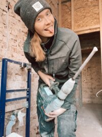 So setzen Influencer das Handwerk in Szene - Bohrhammer statt Nagelfeile: Anlagenmechanikerin Sandra Hunke wirbt auf Instagram für ihren Job. 