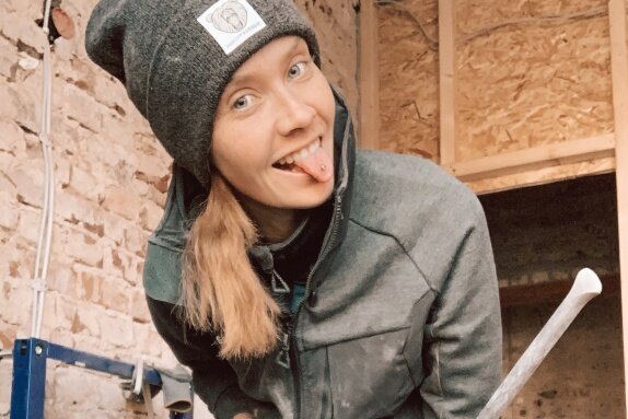 So setzen Influencer das Handwerk in Szene - Bohrhammer statt Nagelfeile: Anlagenmechanikerin Sandra Hunke wirbt auf Instagram für ihren Job. 