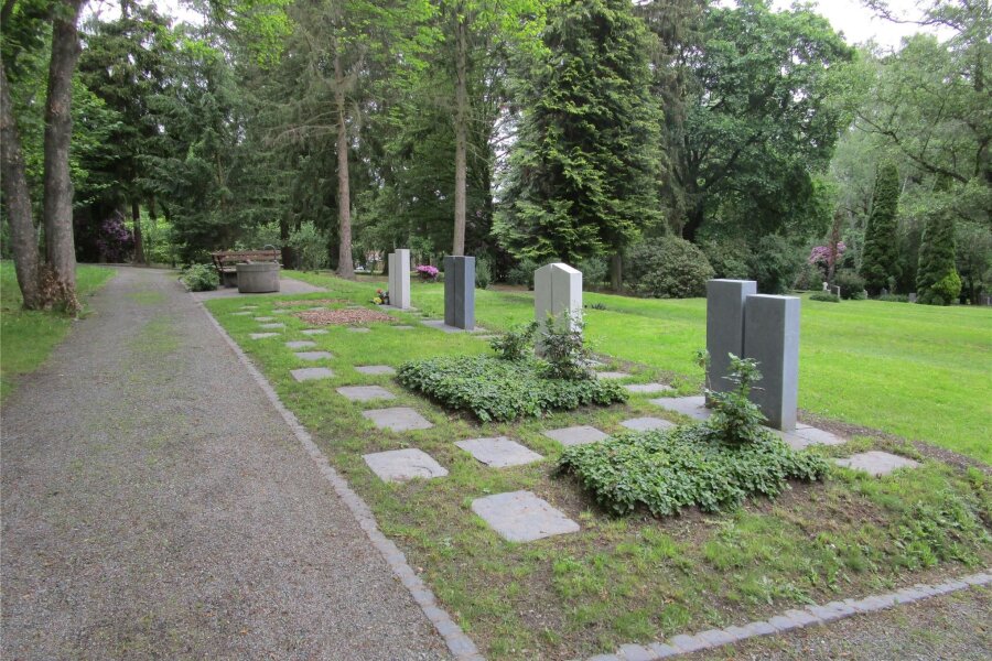 So sieht die neue Gemeinschaftsgrabanlage auf dem Plauener Hauptfriedhof aus - Die neue Gemeinschaftsgrabanlage auf dem Plauener Hauptfriedhof. Möglich ist dort die Beisetzung von zwei mal 15 Urnen in einer Bestattungsfläche.