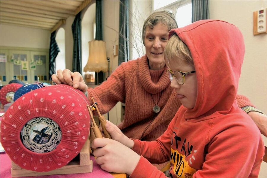So sieht Holz- und Textilkunst made in Mittelsachsen aus - Der sechsjährige Leonhardt traute sich im Johanneshof in Bockendorf, sich beim Klöppeln zu versuchen. Unterstützung bekam er von Klöppellehrerin Birgit Härtel. 