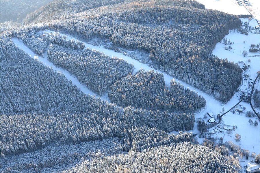 So sind die Wintersportbedingungen im oberen Vogtland - Die Pisten am Erlbacher Kegelberg bieten aktuell beste Wintersportbedingungen. Das Luftbild entstand vor zwei Jahren.