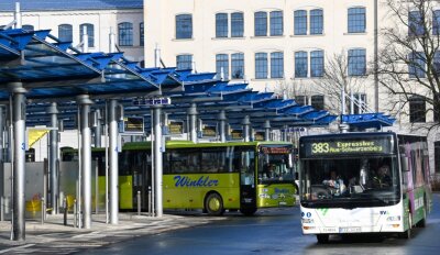 So soll es mit dem Chemnitzer Busbahnhof weitergehen - Nach dem längst abgeschlossenen Umbau der Alten Aktienspinnerei zur neuen Zentralbibliothek der Technischen Universität war eigentlich eine Verlegung des Busbahnhofs an den Hauptbahnhof vorgesehen. Nun soll der Stadtrat dazu noch einmal einen Grundsatzbeschluss fassen. 