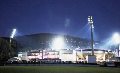 So spart der FCE bei den Energiekosten - Das Auer Erzgebirgsstadion, nachts erleuchtet: Auch der Verein hat mit steigenden Energiekosten zu kämpfen. 