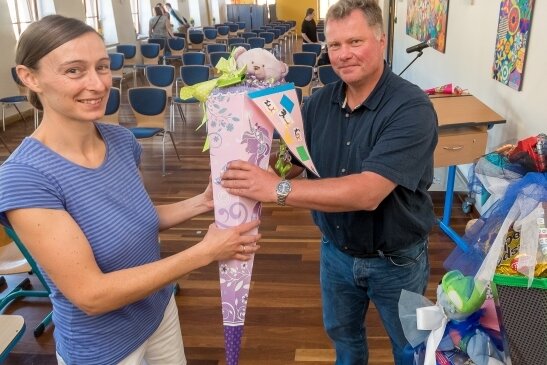 Rico Büschel, Leiter der Olbernhauer Goethe-Grundschule, nahm am Freitag in der Aula der Schule auch von Sandra Winzer eine Zuckertüte entgegen, deren Tochter Vanessa am Samstag eingeschult wird.