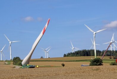 So steht es um die Windkraftanlagen in Voigtsdorf - Die fast 80 Meter langen Rotorblätter waren mit Spezialtechnik von einem Zwischenlager an der Heinzebank an den Saidenberg gebracht worden.