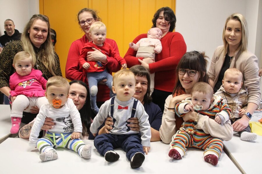 So süß sind die neuen Babys aus Eppendorf - Mit Schnuller oder ohne, die Eppendorfer Babys hatten alle gute Laune zum Babyempfang der Gemeinde.
