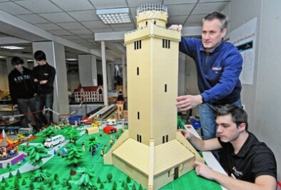 So tickt der Lego-Millionär aus Glauchau - Mit Sohn David im Jahr 2010 am Bismarckturm. 