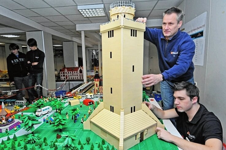 So tickt der Lego-Millionär aus Glauchau - Mit Sohn David im Jahr 2010 am Bismarckturm. 