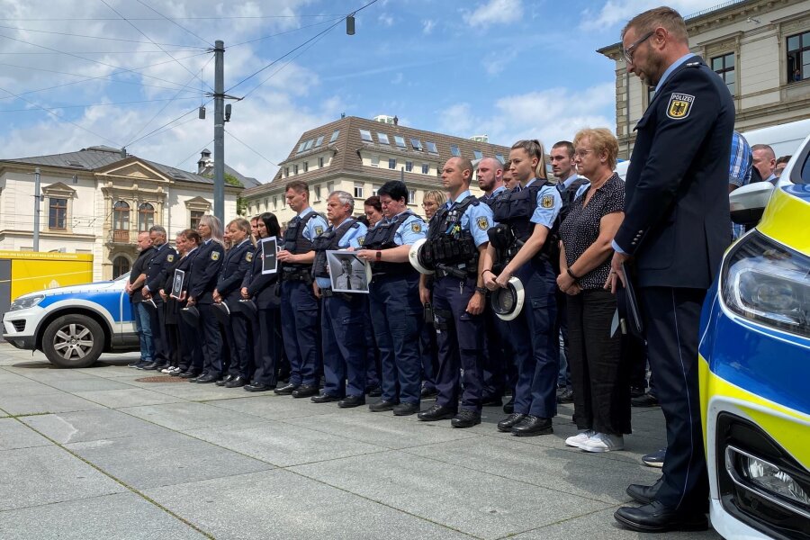 So trauert die Chemnitzer Polizei um ihren in Mannheim getöteten Kollegen - Beamte der Chemnitzer Bundespolizeiinspektion gedachten am Hauptbahnhof ihres ermordeten Kollegen.