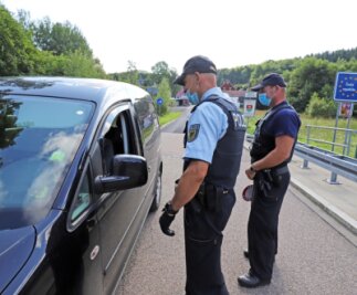 So überwacht die Bundespolizei den kleinen Grenzverkehr aus und nach Tschechien - Bundespolizisten kontrollierten am Mittwoch am Grenzübergang Deutschgeorgenthal auch Einreisende im sogenannten kleinen Grenzverkehr auf ihrem Weg zurück nach Deutschland. 