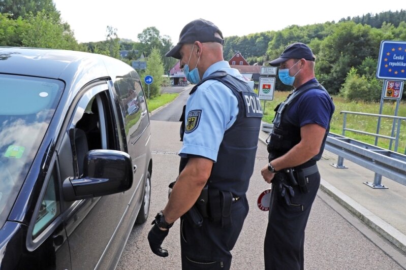 So überwacht die Bundespolizei den kleinen Grenzverkehr aus und nach Tschechien - Bundespolizisten kontrollierten am Mittwoch am Grenzübergang Deutschgeorgenthal auch Einreisende im sogenannten kleinen Grenzverkehr auf ihrem Weg zurück nach Deutschland. 