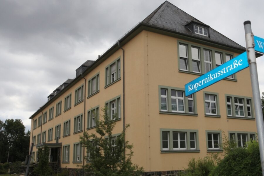 Die Kopernikusstraße 7 war eins der Sitz der SED-Kreisleitung Zwickau-Stadt. Nach der Wende hätte die SED-Nachfolgepartei PDS die Immobilie an die Treuhand abgegeben müssen, behielt sie jedoch.