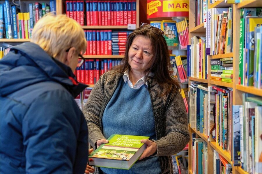 So viel Geld bleibt den Mittelsachsen pro Jahr zum Einkaufen - Ellen Naumann berät in ihrer Buchhandlung am Rathaus in Rochlitz ihre Kunden. 