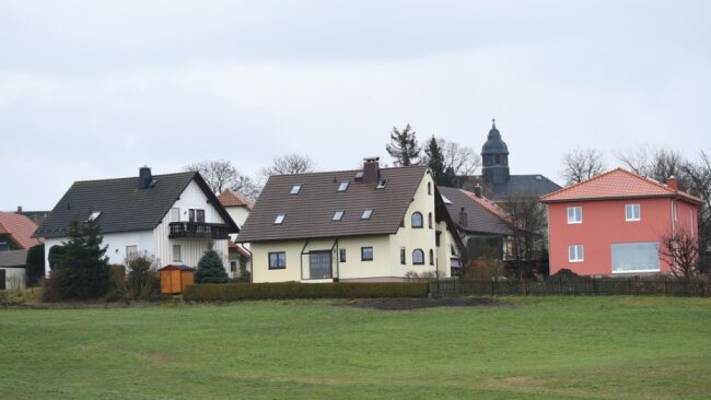 So viel kosten die eigenen vier Wände in Mittelsachsen - Auch in Burgstädt (im Bild das Wohngebiet an der Tauraer Straße im Ortsteil Herrenhaide) träumen viele von einem eigenen Haus. Die Stadt profitiert dabei auch von der Nähe zu Chemnitz. 