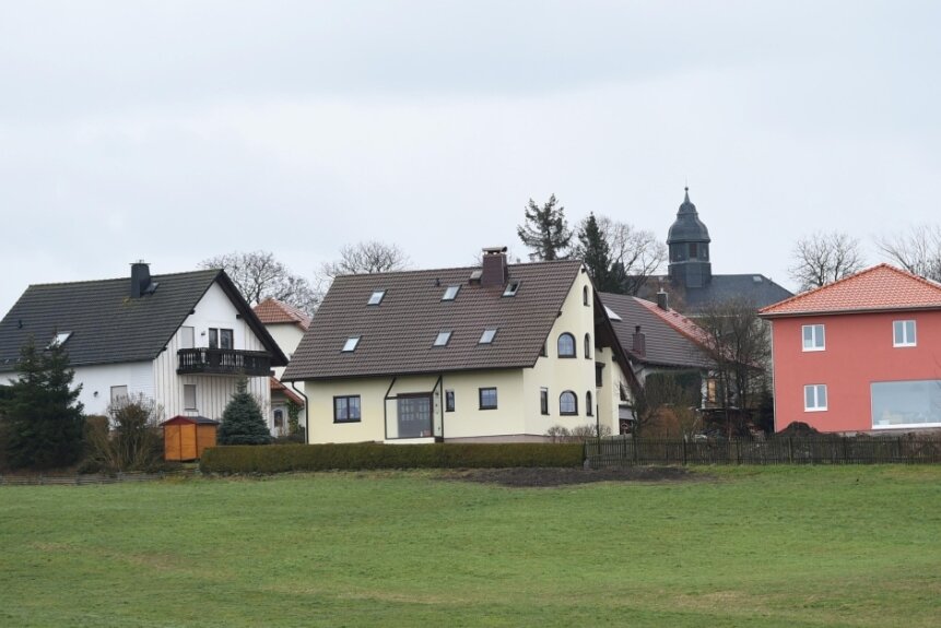 So viel kosten die eigenen vier Wände in Mittelsachsen - Auch in Burgstädt (im Bild das Wohngebiet an der Tauraer Straße im Ortsteil Herrenhaide) träumen viele von einem eigenen Haus. Die Stadt profitiert dabei auch von der Nähe zu Chemnitz. 