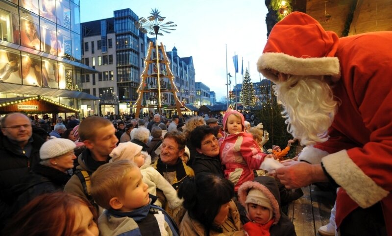So viel kostet der Weihnachtsmarkt - 
              <p class="artikelinhalt">Großer Auftritt für den Weihnachtsmann: Am Freitag eröffnete der Chemnitzer Weihnachtsmarkt. Zur Freude der ersten Besucher gab es leckeren Stollen, den Knecht Ruprecht kostenlos verteilte. </p>
            