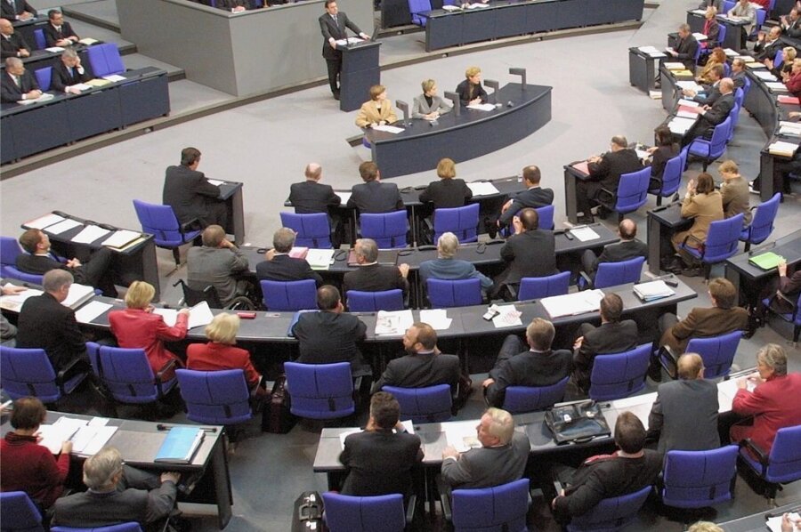 So viel verdienen die Abgeordneten im neuen Bundestag - Blick in den Plenarsaal: Am 26. Oktober tritt der neue Bundestag erstmals zusammen. 