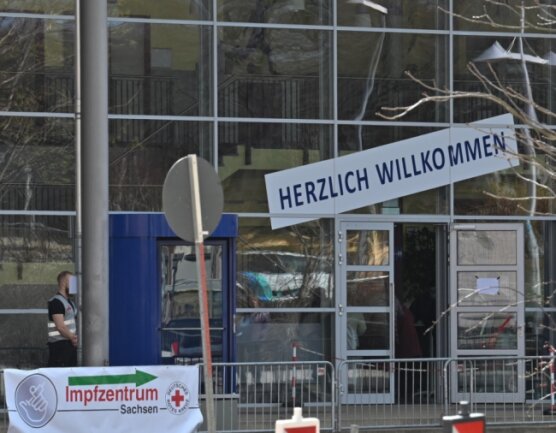 Im Impfzentrum in der Richard-Hartmann-Halle haben bisher mehr als 22.000 Chemnitzer schon die zweite Impfung gegen das Coronavirus erhalten. Doch in der Einrichtung können sich nicht nur Einheimische, sondern Frauen und Männer aus ganz Sachsen schützen lassen. 