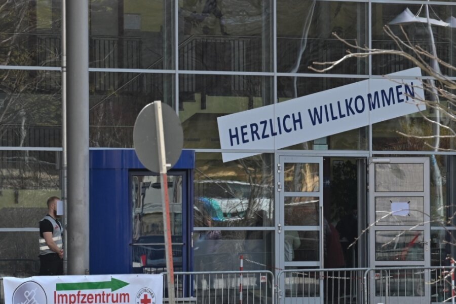 So viele Chemnitzer sind schon geimpft - Im Impfzentrum in der Richard-Hartmann-Halle haben bisher mehr als 22.000 Chemnitzer schon die zweite Impfung gegen das Coronavirus erhalten. Doch in der Einrichtung können sich nicht nur Einheimische, sondern Frauen und Männer aus ganz Sachsen schützen lassen. 