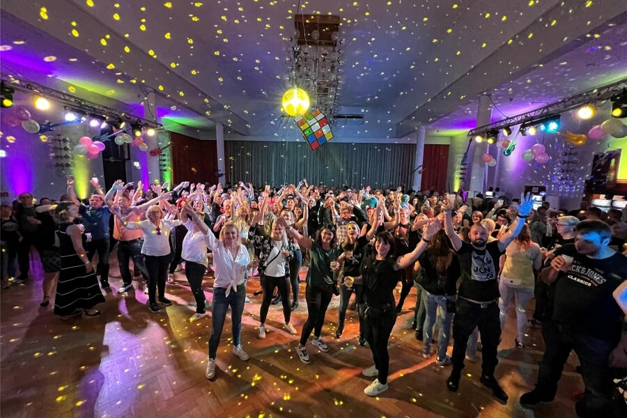 So viele Tanzwütige wie nie zuvor: 80er- und 90er-Jahre-Party in Penig bricht alle Rekorde - Rund 480 Besucher waren bei der 80er- und 90er-Jahre-Party im Schützenhaus in Penig, so viele wie nie zuvor.