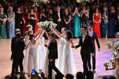 So war der Opernball in Chemnitz 2024: Ein glanzvoller Abend in Bildern - Der 20. Chemnitzer Opernball: Die Debütanten haben den Tanz eröffnet.