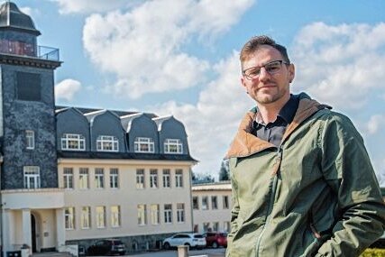 So will Neukirchen die neue Grundschule finanzieren - Bürgermeister Sascha Thamm vor der Grundschule in Adorf. "Ich bin mir sicher, dass jeder verstanden hat, dass die neue Grundschule dringend notwendig ist", sagt er. 