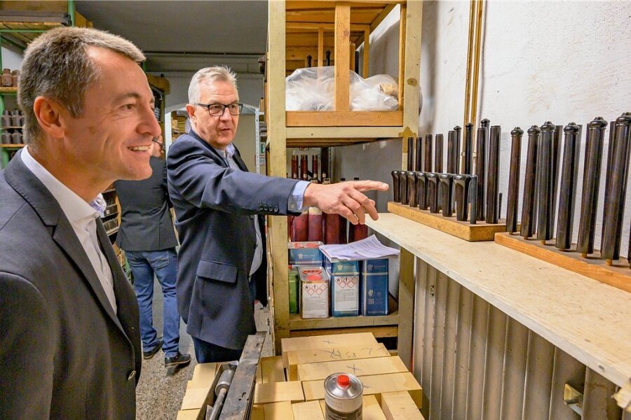 Besuchstour im Vogtland: Veit Schindler, Geschäftsführer der Gebrüder Mönnig Holzblasinstrumente GmbH, erklärt dem sächsischen FDP-Spitzenkandidaten Torsten Herbst (vorn) die Produktionsschritte. 
