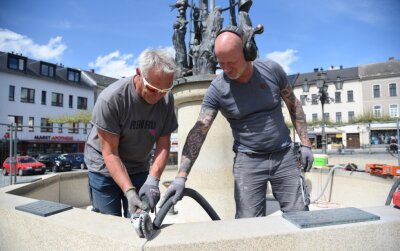 So wird der Oelsnitzer Marktbrunnen wieder dicht - Matthias Gottschald (links) und Michael Göttlich von der Oelsnitzer Bausanierungsfirma Heiko Gutmann.